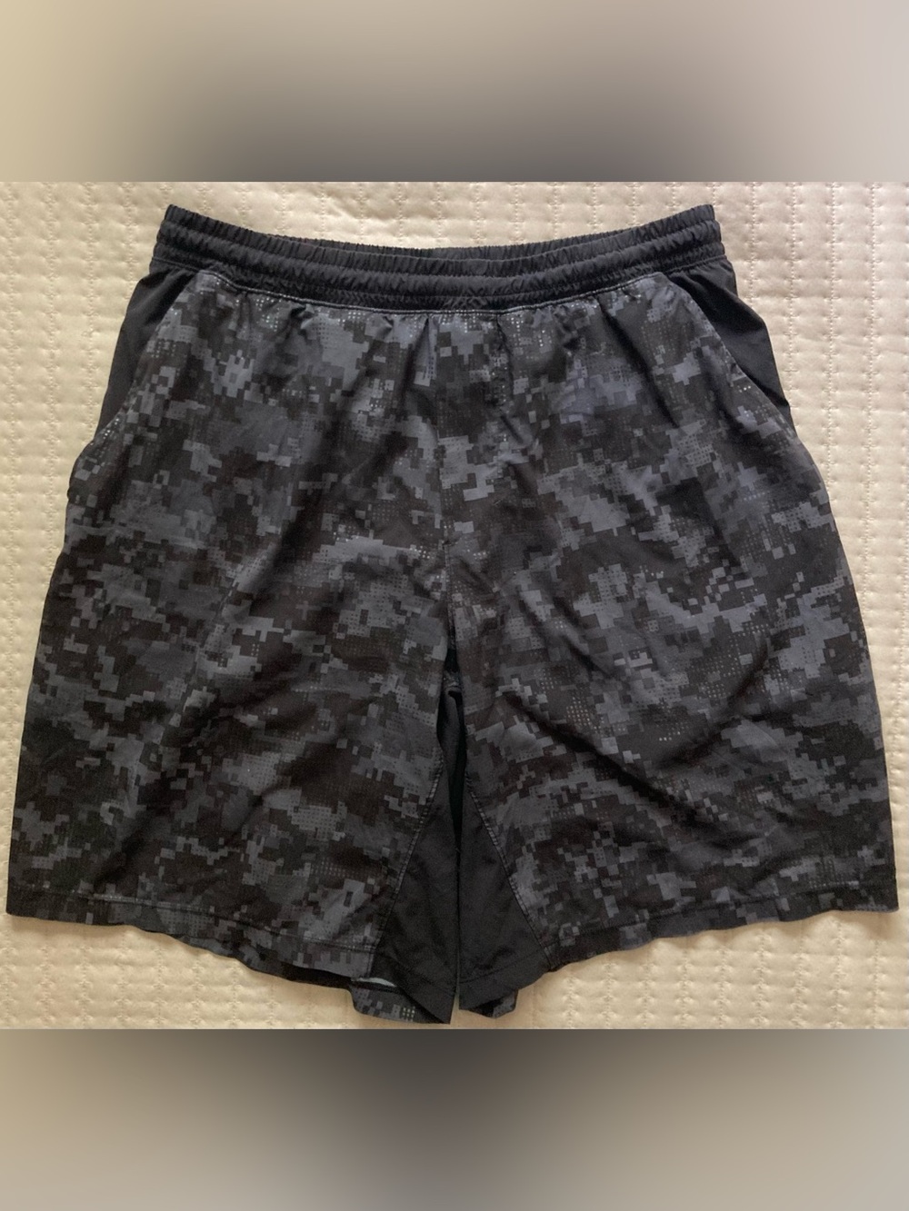 Lululemon Pace Breaker Athletic Shorts Men’s Large Gray Black Camo Unlined 9”